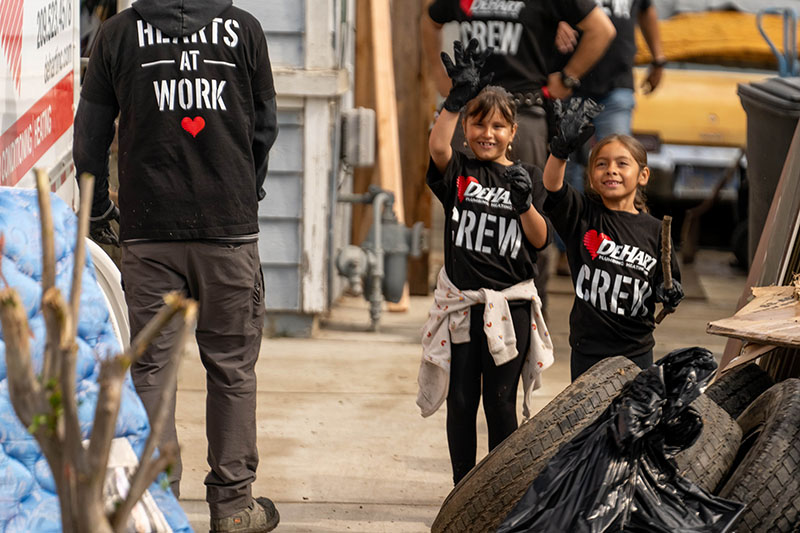 Love Modesto - little girls waving